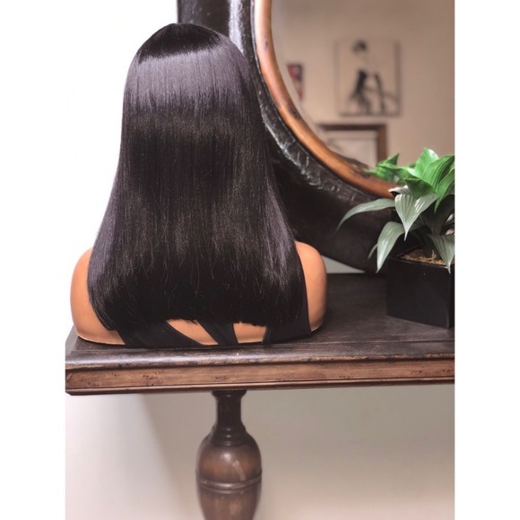 MEG | BLACK (1B) DEEP T PART BLUNT CUT BOB WITH ADJUSTABLE STRAPS AND COMB - Picture 3 of 4